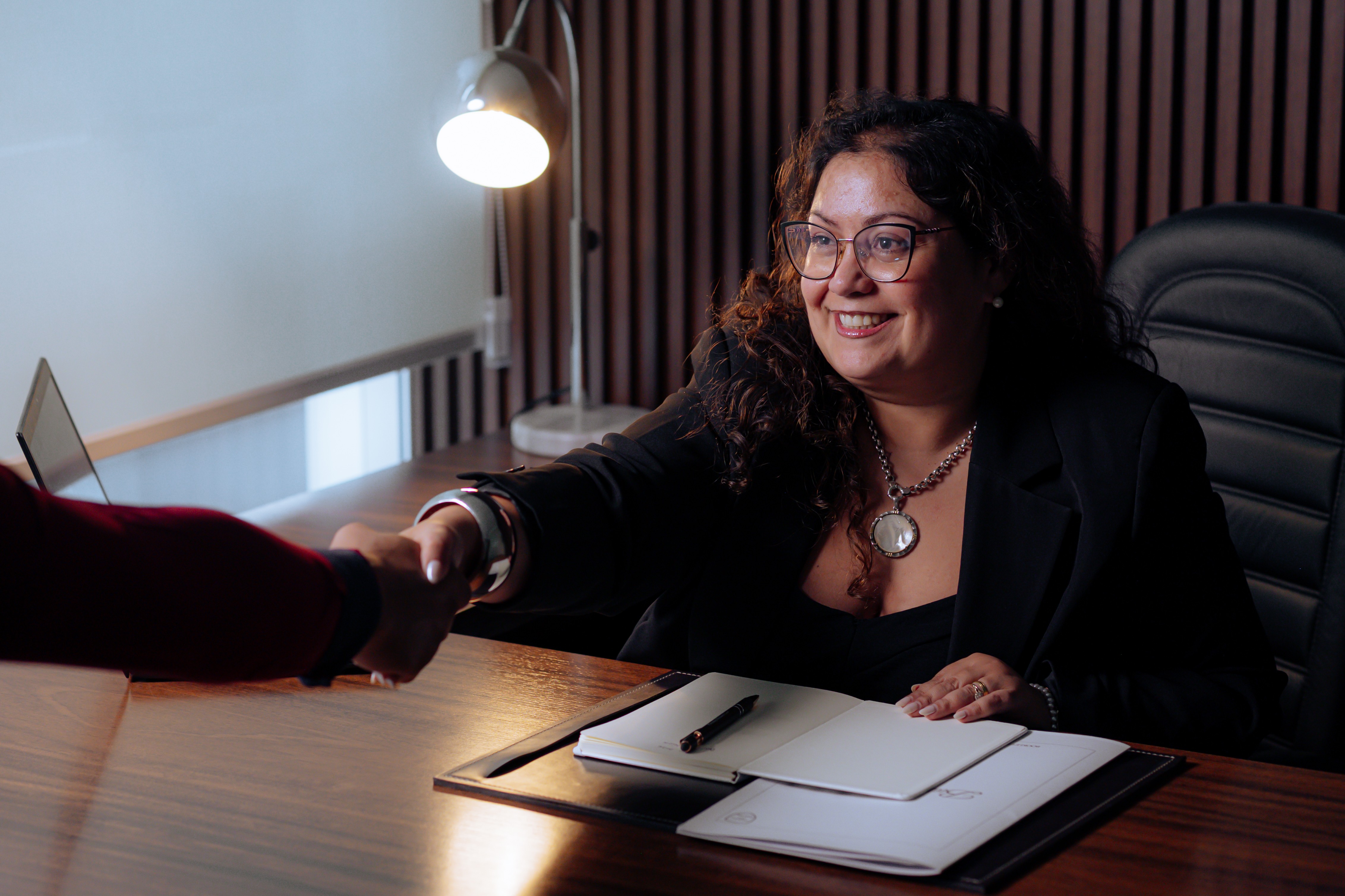 Dra. Viega en consulta con clientes